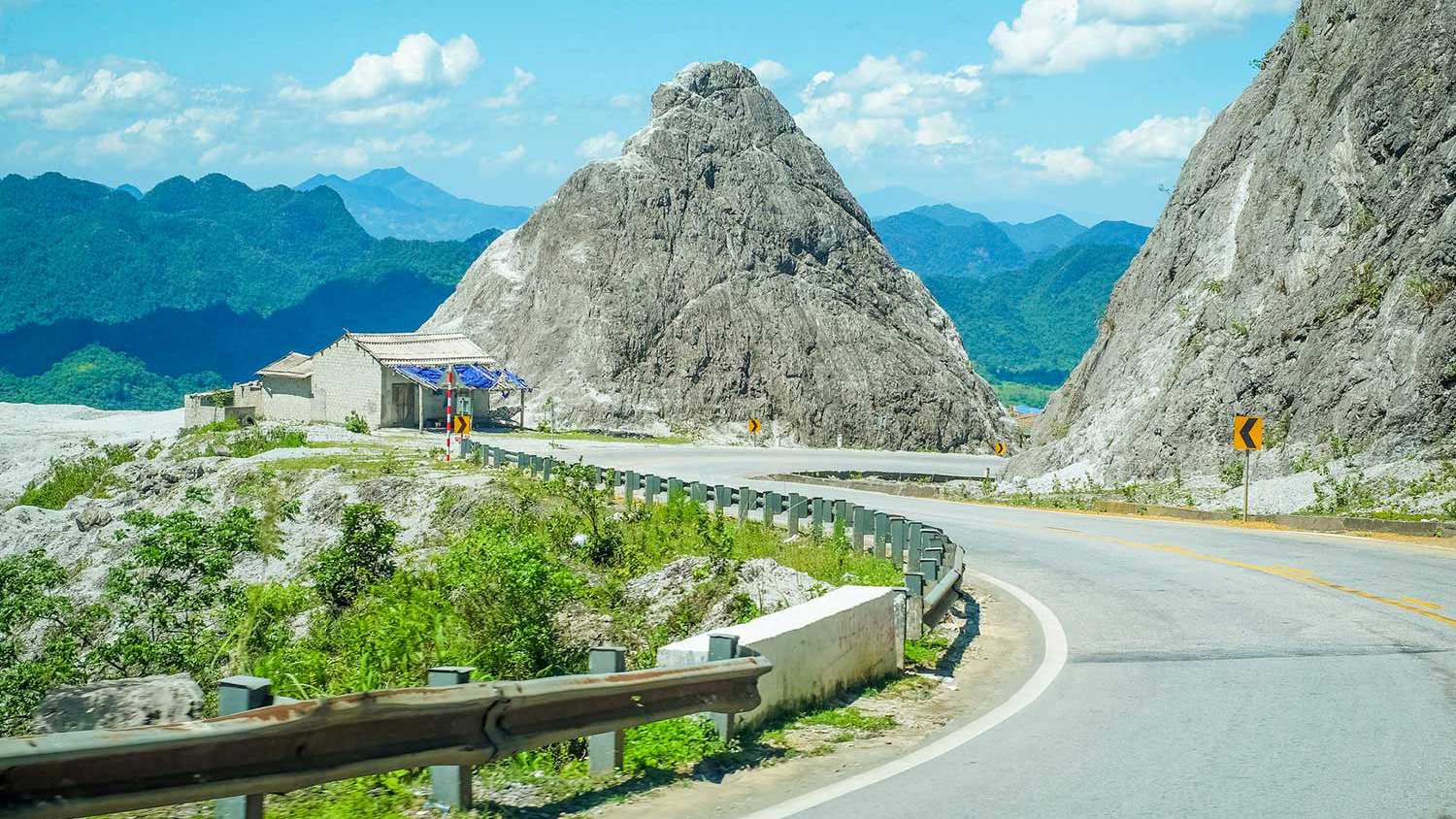 Thung Khe Pass or Deo Da Trang in Mai Chau